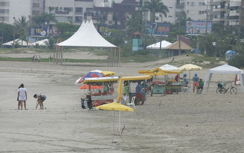 O tempo deve continuar chuvoso e abafado também durante a tarde | Hedeson Alves / Agência de Notícias Gazeta do Povo