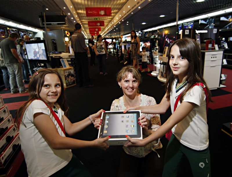 Manuela (à esquerda) e Eduarda Paredes foram comprar um iPad para o pai no ParkShopping Barigüi com a mãe, Valéria | Albari Rosa/ Gazeta do Povo