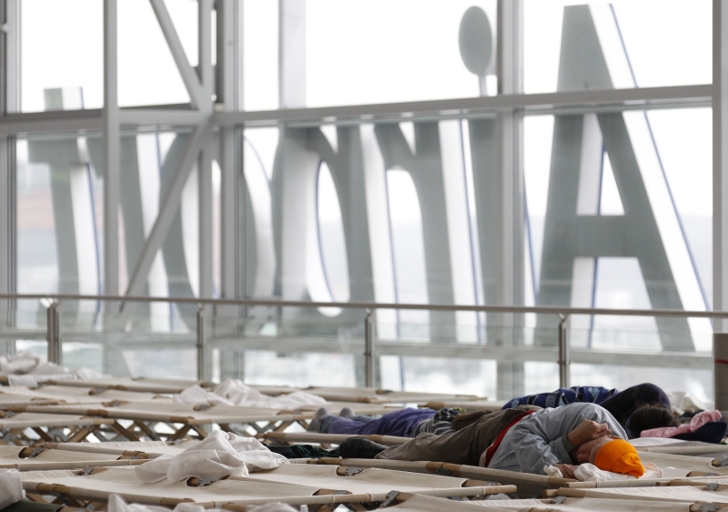 Passageiros dormem em cama improvisada no aeroporto de Frankfurt. Serviços aéreos começaram a se normalizar nesta quarta | Reuters