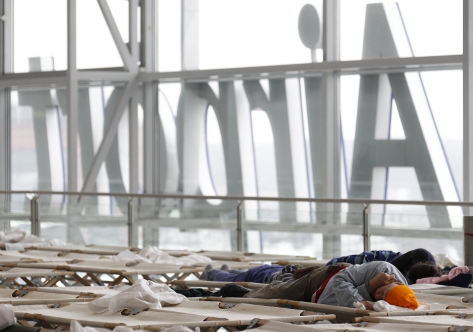 Passageiros dormem em cama improvisada no aeroporto de Frankfurt. Serviços aéreos começaram a se normalizar nesta quarta | Reuters