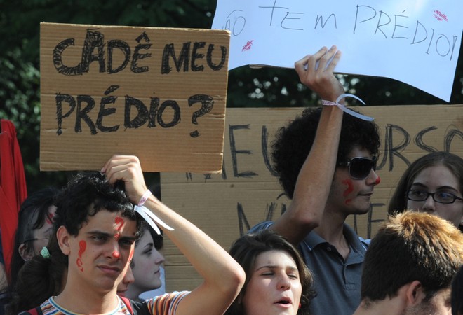 Estudantes da UnB fazem manifestação durante Inauguração do Memorial Darcy Ribeiro, na Universidade de Brasília | 