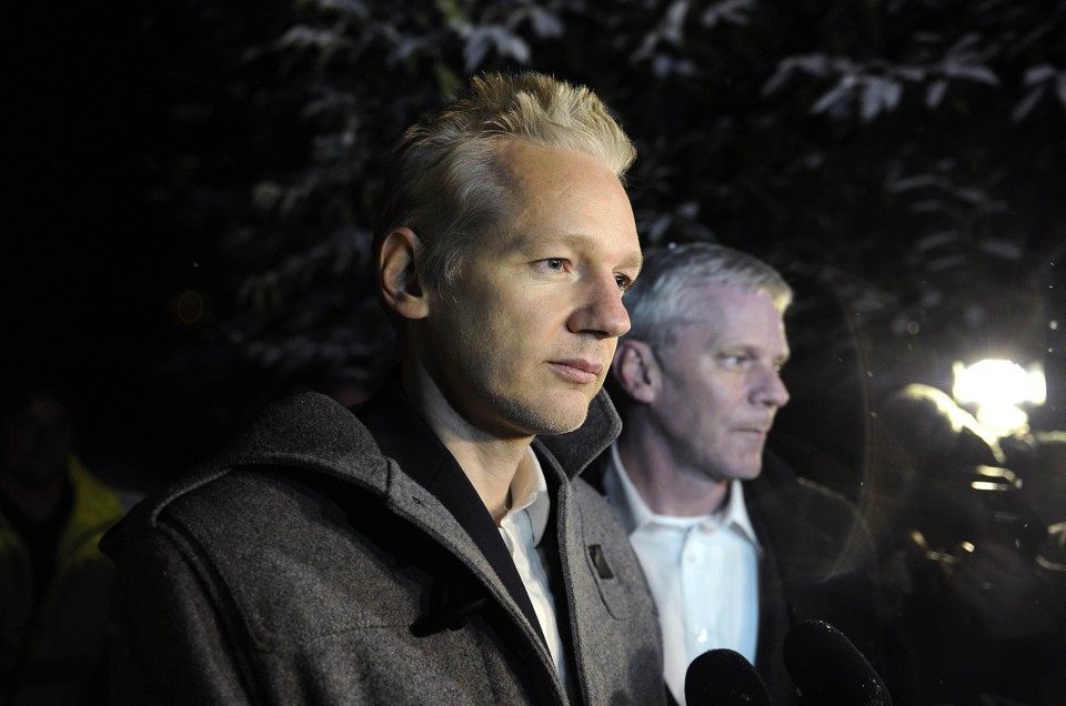 Assange, após ganhar liberdade condicional, na quinta-feira (16) | Reuters - Paul Rackett
