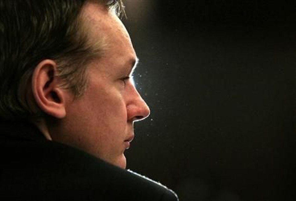 Julian Assange durante coletiva de imprensa em Londres, em outubro | Reuters