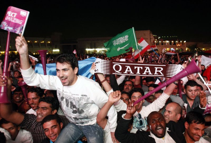 A vitória do Catar foi festejada como uma conquista do mundo árabe: na festa, várias bandeiras de outros países, como da Arábia Saudita, do Líbano e do Egito | Fadi Al-Assaad/ Reuters