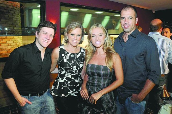 NOVIDADE NA GASTRONOMIA -O chef Guile Kaesemodel, formado pela prestigiada escola de gastronomia francesa Le Cordon Bleu, reinaugurou a Forneria Belluna em concorrido evento na última semana. Como destaque para o novo espaço, assinado por Angela Russi, o vitral do artista plástico Carlos Eduardo Zimmermann e as fotografias de Antônio Wolff, que fazem parte do décor da casa. Entre os convidados, recepcionados por Guile, sua mãe, Coca Slaviero, e o casal Bibba Pacheco e Mariano Lemanski |