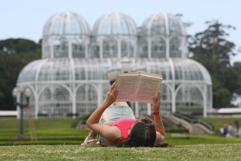Luana Gonçalves, 9 anos, adora ler livros durante as férias | Valterci Santos/Gazeta do Povo