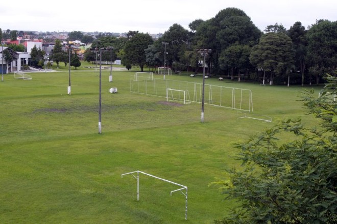 Sede social da Vila Olímpica (foto acima) e do Tarumã: patrimônio deficitário que pode ser arrendado pela diretoria do clube em 2011 |