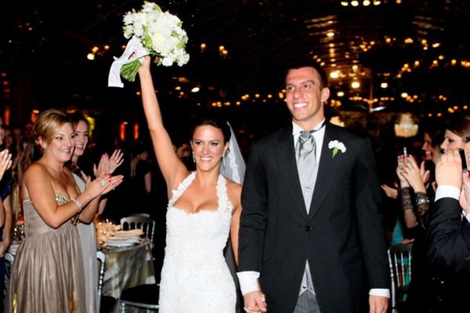 Advinhe quem vem dormir aqui? Mariana Malucelli e Daniel Sperandio logo após dizerem o sim na elegante cerimônia e festa de seu casamento realizadas no último sábado, em um salão de 1,1 mil metros quadrados especialmente montado sobre o campo de futebol da sede da J. Malucelli, na Rodovia do Café. Os noivos embarcam em lua de mel para o Taiti e depois Austrália | Mauro Campos