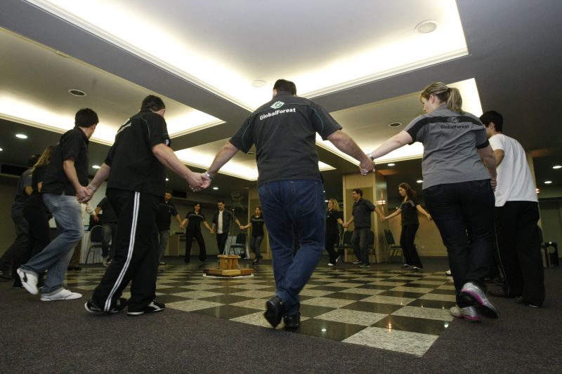 Funcionários da Global Forest participam da palestra em roda: segundo diretor, produtividade melhorou após os encontros | Marcelo Elias/ Gazeta do Povo