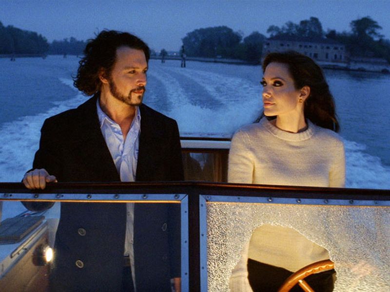 Os atores Johnny Depp e Angelina Jolie contracenam em cena de seu novo filme, "The tourist" | Reuters