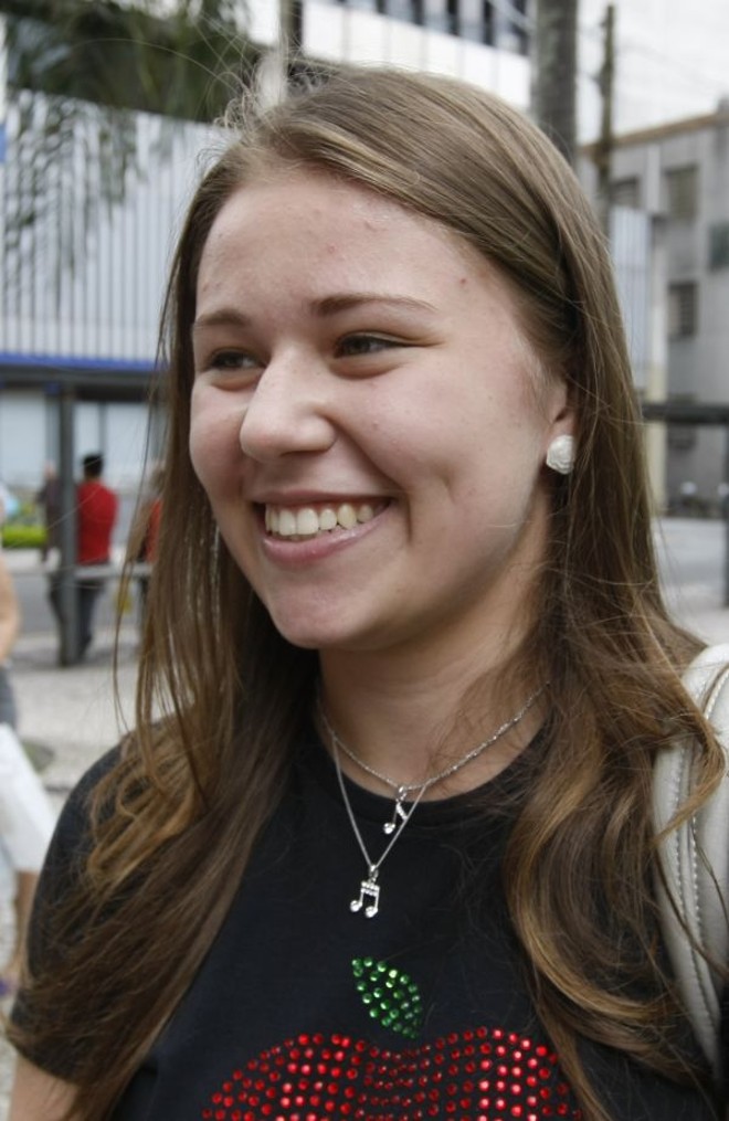 Hellen achou muito impessoal o vale-presente que recebeu | 