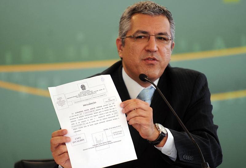 Quero saber quem fraudou e montou um documento com assinatura de um ministro de Estado. A minha assinatura é disponibilizada na rede mundial de computadores.
Alexandre Padilha, ministro das Relações Institucionais, que garante não ter assinado documento que permitiu repasses de dinheiro a um instituto de fachada | Antônio Cruz/ABr