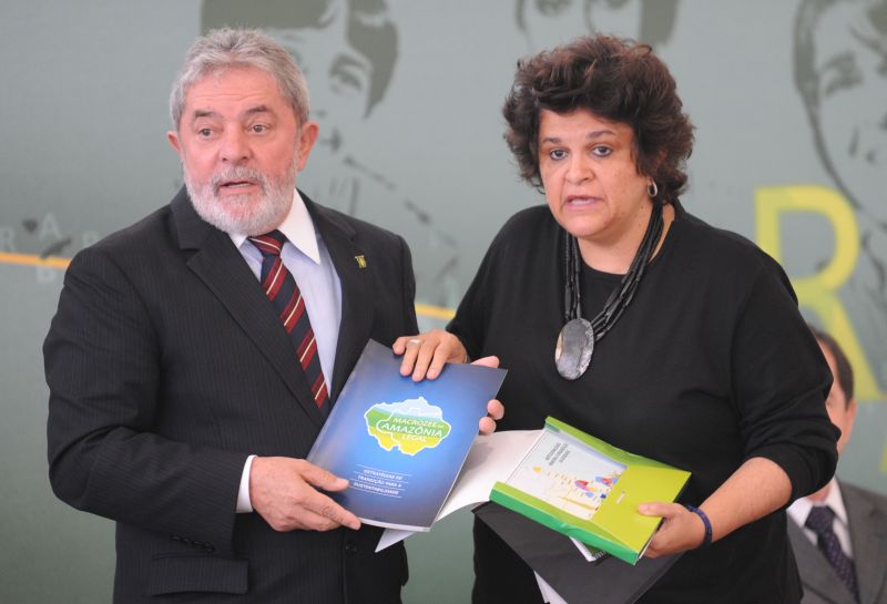 O presidente Luiz Inácio Lula da Silva e a ministra do Meio Ambiente, Izabella Teixeira, durante solenidade de assinatura do decreto que institui o Macrozoneamento Econômico-Ecológico da Amazônia Legal | Agência Brasil