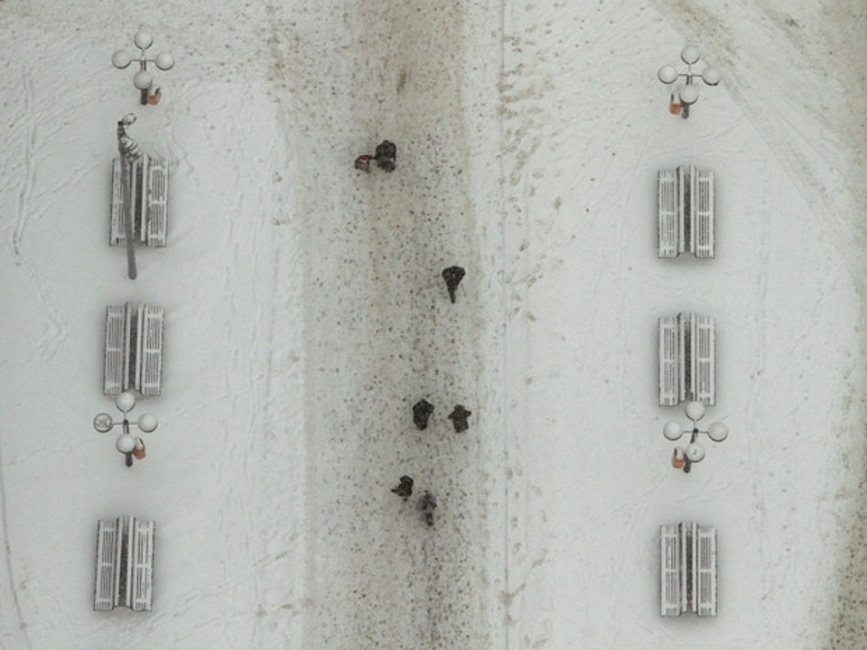 Pedestres caminham em rua totalmente coberta pela neve em Berlim | Reuters