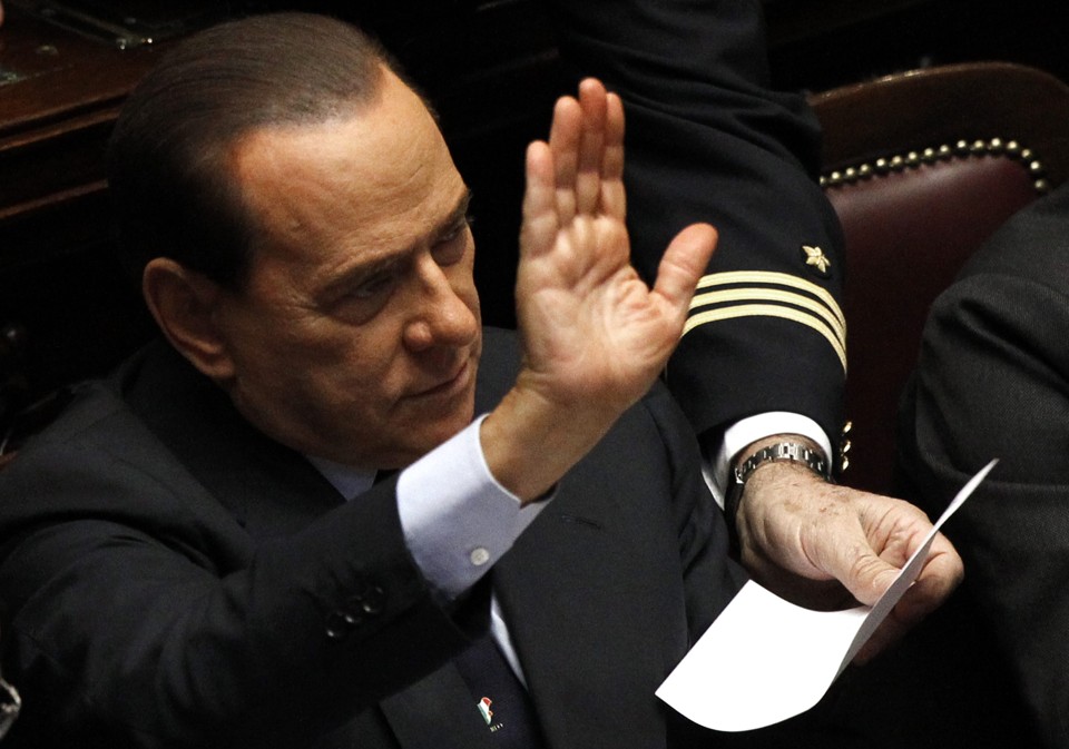 Primeiro-ministro italiano Silvio Berlusconi acena durante sessão no Parlamento em Roma | REUTERS/Alessandro Bianchi