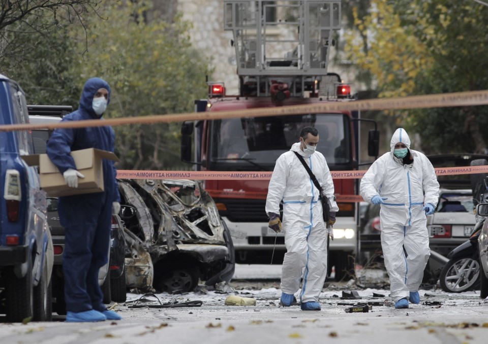 Policiais procuram evidências após explosão de bomba em Atenas | Reuters
