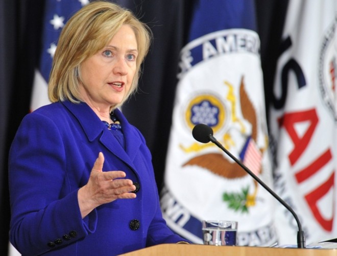 Hillary vem -O Itamaraty informou que a secretária de Estado dos Estados Unidos, Hillary Clinton, representará o presidente Barack Obama na cerimônia de posse de Dilma Rousseff, em 1.º de janeiro. A Argentina será representada por seu chanceler. A presidente Cristina Kirchner não confirmou presença. Neste domingo, será realizado um ensaio da cerimônia de posse. Outro ensaio será realizado no próximo dia 26. O Rolls Royce oficial só será utilizado no segundo ensaio. O Itamaraty informou ainda que não foi definido quem irá ao lado de Dilma no carro. Essa será uma decisão da presidente eleita |