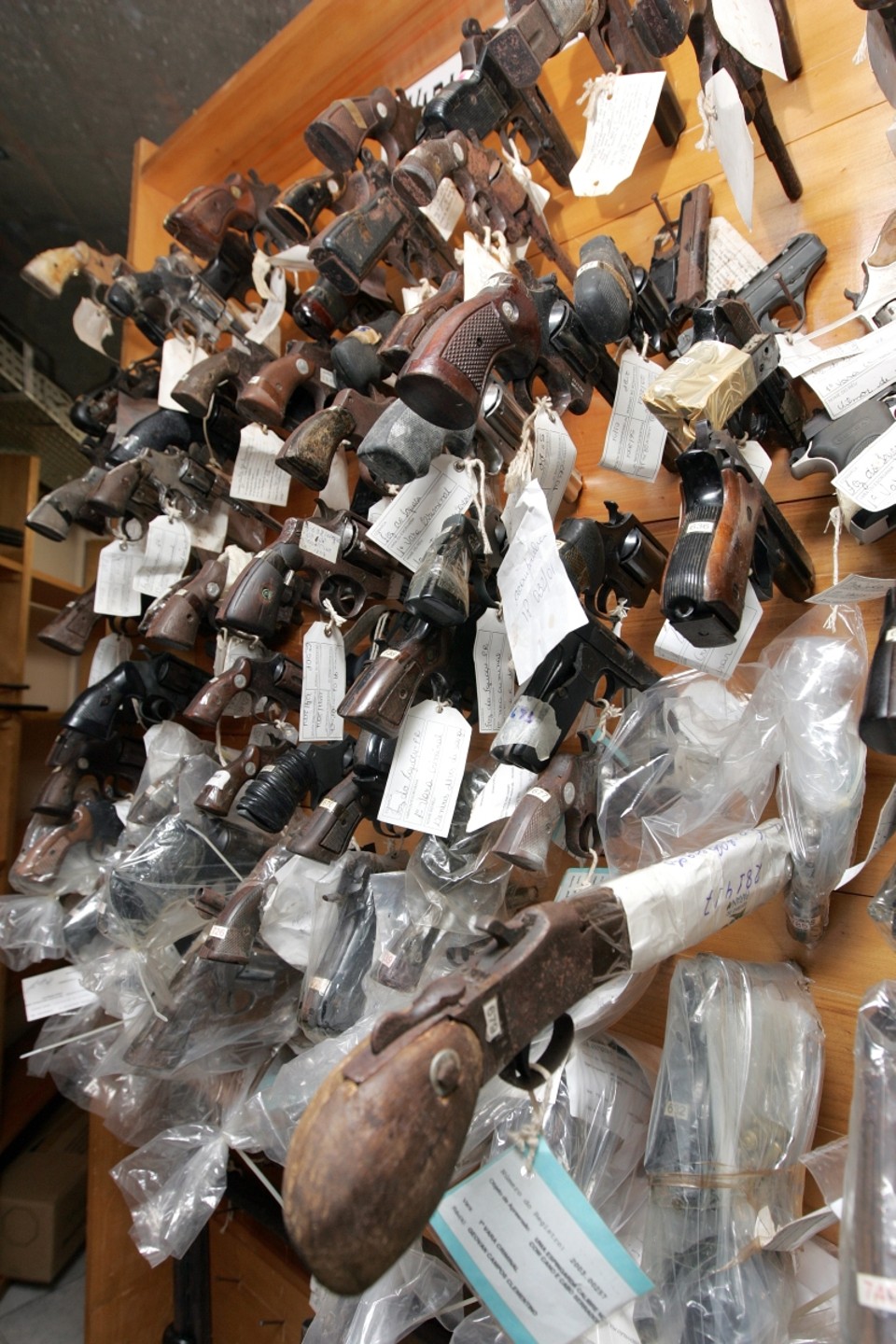 Duas mil armas estão estocadas no Fórum de Foz do Iguaçu: peças processuais à espera de uma decisão do juiz | Christian Rizzi / Gazeta do Povo