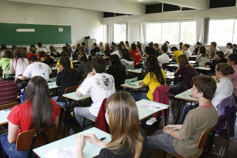 Estudantes encontrarão na prova de Redação até sete textos a serem escritos | Pedro Serápio/Gazeta do Povo