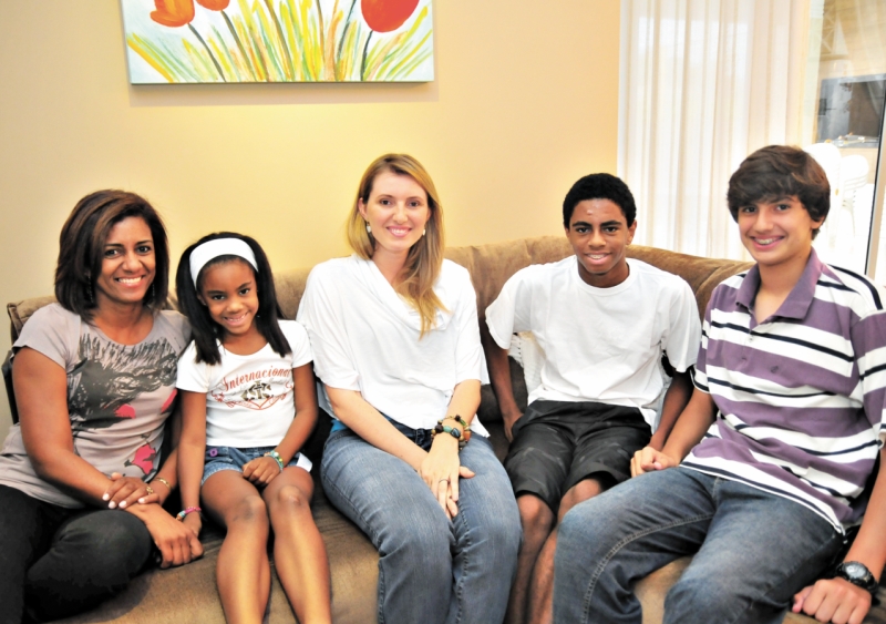 Da esquerda para direita, Dulce, Ayana, Denise, Bruno e Pietro: amizade uniu as duas famílias contra o preconceito racial | Marcos Labanca