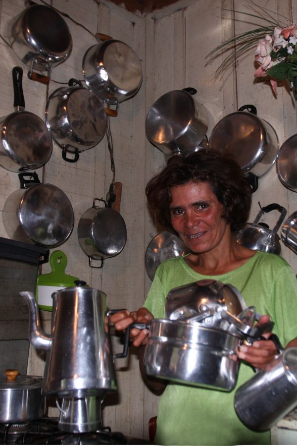 Luzia Cândido e as panelas recolhidas no lixo: brilho nas margens do Rio Barigui | Walter Alves/ Gazeta do Povo