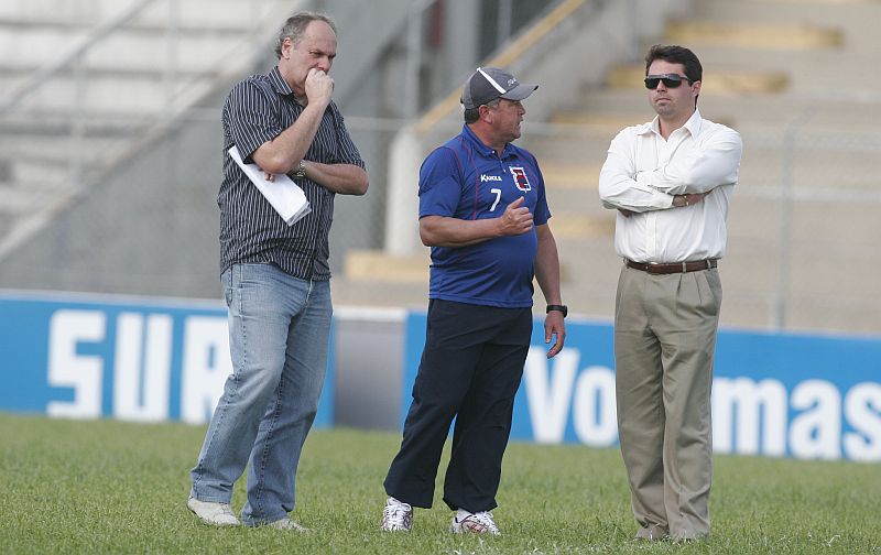 Paulo César Silva, Roberto Cavalo e Guto de Melo conversam no gramado da Vila Capanema no final de outubro: os três fazem parte do colegiado que definirá os reforços do Paraná Clube | Walter Alves / Agência de Notícias Gazeta do Povo