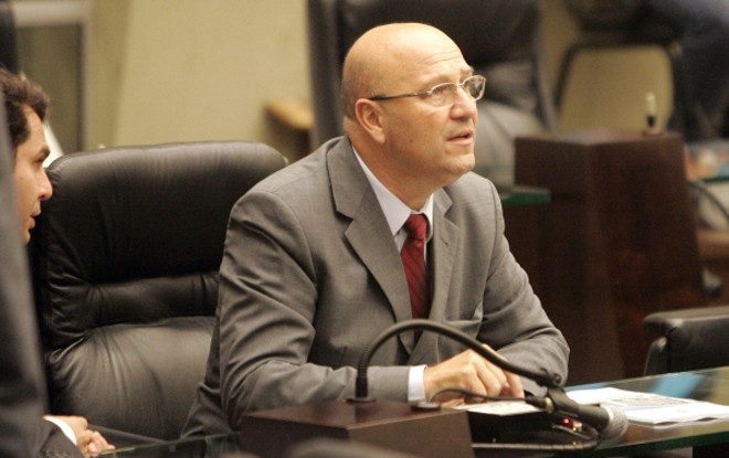 Desistiu -O PMDB voltou atrás e desistiu de disputar a cadeira da 1.ª secretaria da Mesa Executiva da Assembleia Legislativa. Diante da dificuldade de emplacar um peemedebista na Mesa, o partido aceitou abrir mão em troca de uma Secretaria de Estado no governo Beto Richa (PSDB). O convite para que o PMDB integrasse o governo tucano foi feito, primeiramente, para o deputado Alexandre Curi, que não aceitou. Agora quem trabalha nos bastidores para assumir a pasta do Trabalho é o deputado Luiz Cláudio Romanelli (foto), mas ele terá de convencer o partido a aprová-lo. Quem corre por fora é o deputado Stephanes Junior, que também enfrenta barreiras dentro da legenda |