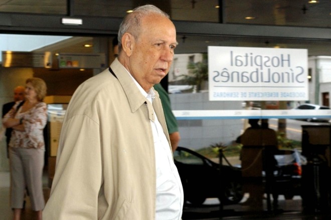 Fora da UTI -O vice-presidente da República, José Alencar (foto), deixou, na noite de quarta-feira, a unidade de terapia intensiva (UTI) cardiológica do Hospital Sírio-Libanês, em São Paulo, e seguiu para o quarto. Segundo a assessoria de imprensa do hospital, o estado de saúde de Alencar continua inalterado, mas ainda não há previsão de alta para o vice-presidente. De acordo com o boletim médico divulgado nesta quinta-feira, Alencar apresentou melhora no quadro clínico e seguia fazendo hemodiálise |