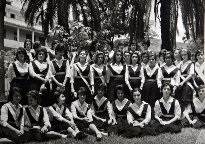 Turma de Dilma (em destaque na última fila) no Colégio Sion, exclusivo para meninas: contato com a realidade social brasileira | 