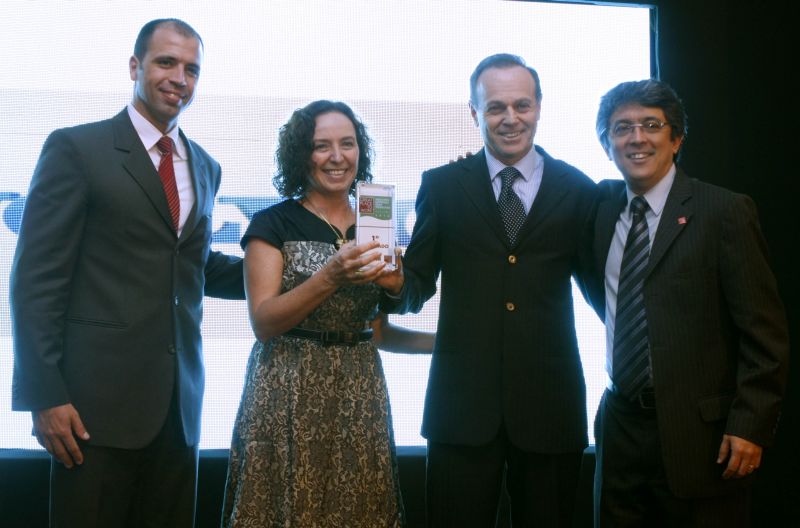 O vice-presidente do GRPCom Mariano Lemanski; Angela Fedato, da área de RH da Volvo; o diretor de RH da empresa, Carlos Morassutti ; e o presidente do Great Place to Work, Ruy Shiozawa: multinacional sueca lidera ranking | Hugo Harada/ Gazeta do Povo