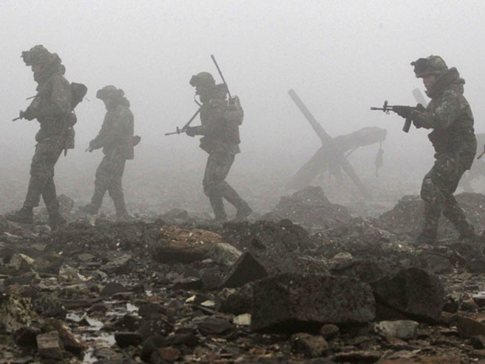 Soldados sul-coreanos patrulham região de Dangjin, 120 km ao sul de Seul. 22/12/2010 | Foto: Reuters