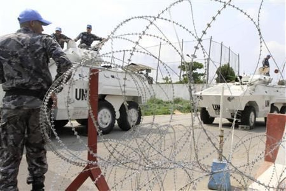Forças de Segurança da ONU fazem segurança na sede da entidade em Abidjã, Costa do Marfim, nesta segunda-feira | Reuters