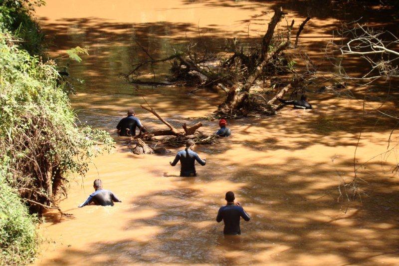 Bombeiros realizaram buscas durante a manhã desta segunda-feira | Antonio de Piccoli / Gazeta do Povo