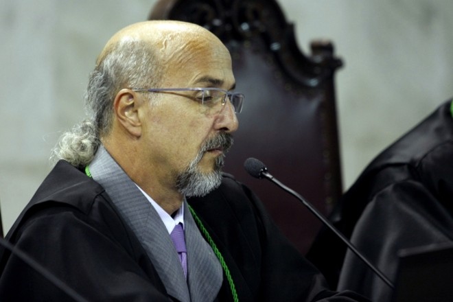 Nova direção -Fernando Guimarães (foto) deve ser eleito na manhã de hoje como o novo presidente do Tribunal de Contas do Estado. Artagão de Mattos Leão será escolhido como vice-presidente e Nestor Baptista, como corregedor. Só uma novidade de última hora mudaria a composição. O mandato da nova direção é de dois anos, sem direito à reeleição |