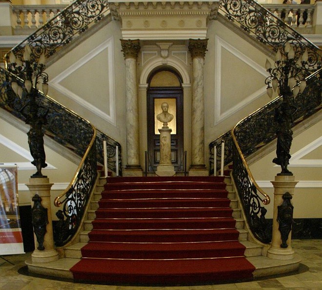 Quem entra na Biblioteca Nacional, pela Avenida Rio Branco, vê esta imagem: luxo e imponência |