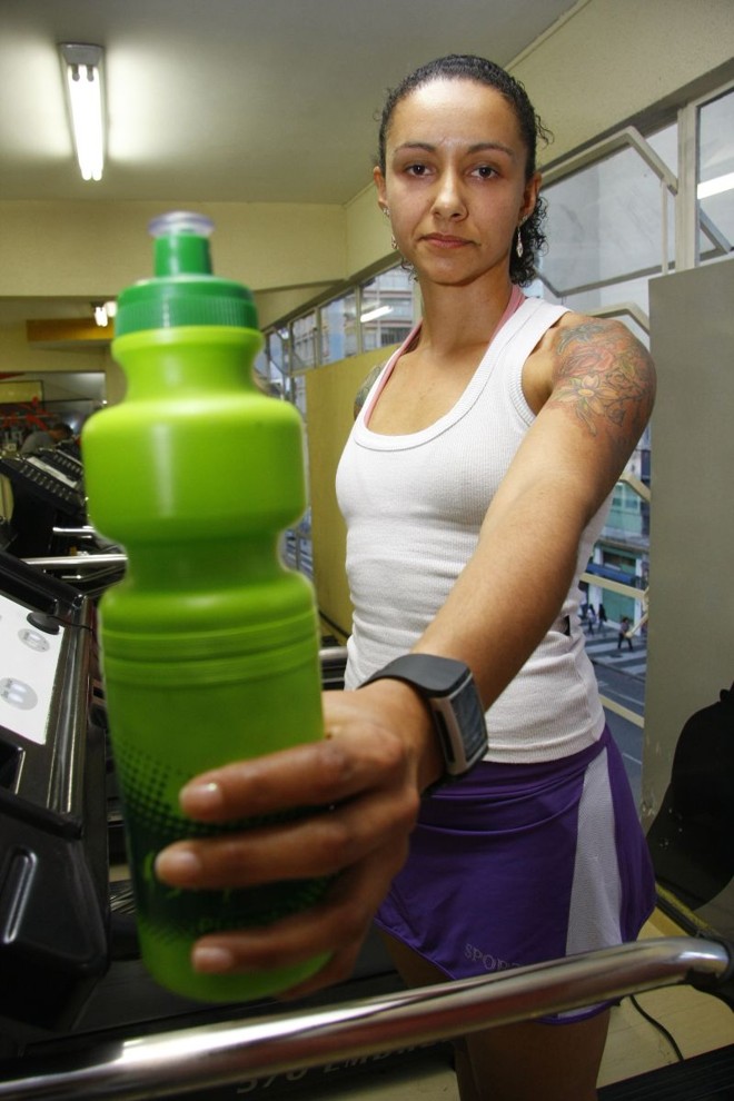 Água até de madrugada -Praticante de corrida de rua desde 1997, a técnica de saúde bucal Tatiane Freitas diz que, no dia a dia, toma bastante água, mas durante o verão sente que o consumo aumenta.