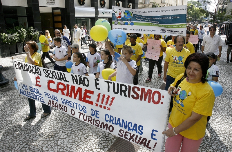 Protesto em Curitiba, ontem, no dia do lançamento da campanha do Ministério do Turismo | Valterci Santos / Gazeta do Povo