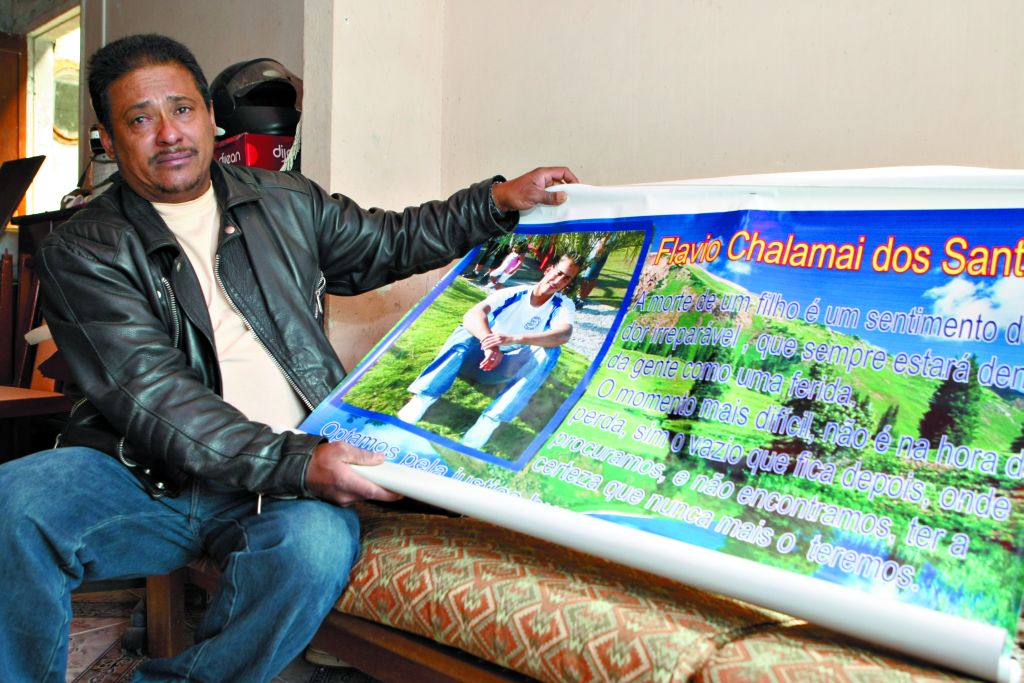 João Batista chora a morte do filho, Flavio, morto em acidente de moto num domingo que era para ser festivo. Não há mais motivo para comemorações | Aniele Nascimento/Gazeta do Povo