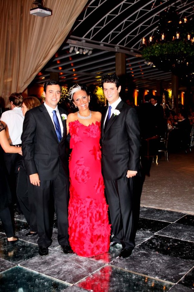 A mãe da noiva, Márcia Mello Malucelli, e os filhos Marquinho (à esq.) e Ricardo | 