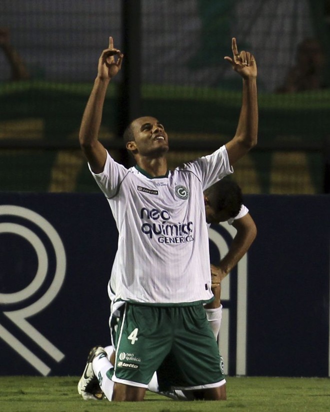Destaque -Depois de eliminar de maneira contundente o Palmeiras da Copa Sul-Americana, com uma vitória na casa do adversário, o Goiás de Ernando (foto) tenta manter o ritmo no Continental para terminar o ano com pelo menos alguma coisa para comemorar. Hoje, encara o Independiente da Argentina no jogo de ida da decisão do torneio que pela primeira vez vale vaga na Libertadores do próximo ano. O título serviria para amenizar a crise do Alviverde, já rebaixado no Brasileirão | Paulo Whitaker/ Reuters