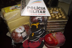 Produtos roubados de supermercado | Foto: Polícia Militar de Minas Gerais/Divulgação