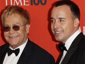 O cantor Elton John junto com seu companheiro David Furnish | Foto: Lucas Jackson/Reuters