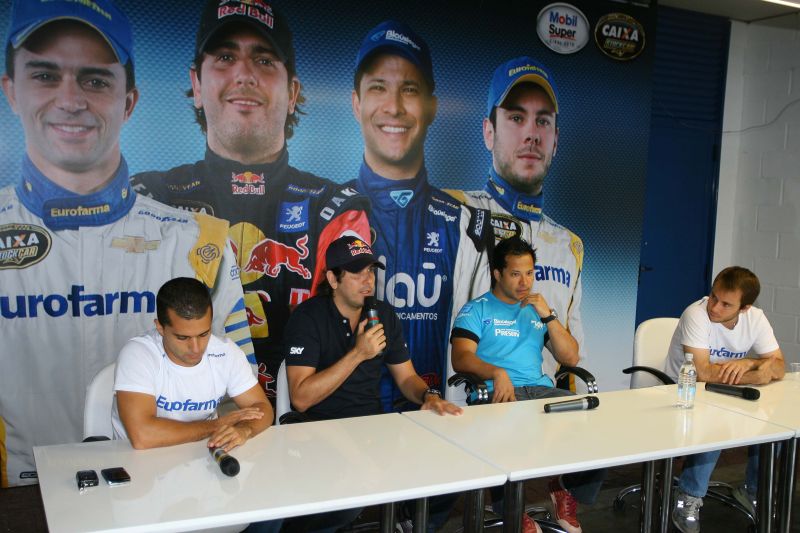 Os candidatos ao título da temporada 2010 da Stock Car concedem entrevista no Autódromo Internacional de Curitiba, em Pinhais: da esquerda para a direita, Max Wilson (líder, com 267 pontos), Cacá Bueno (vice, com 261), Allam Khodair (252) e Ricardo Maurício (251) | Ivonaldo Alexandre/ Gazeta do Povo