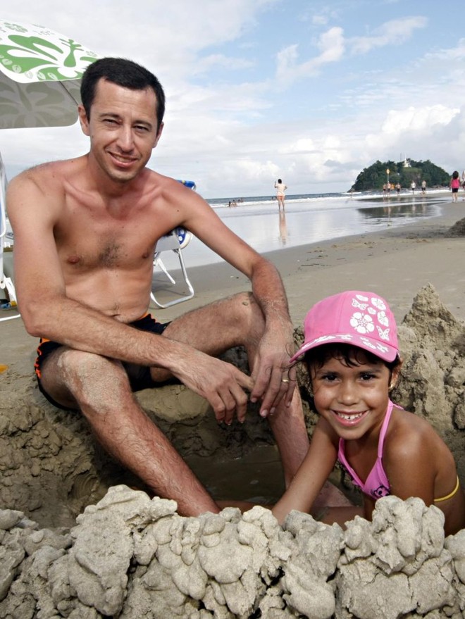 De dentro do castelo de areia, Cláudio Campos e a filha Nicoly |