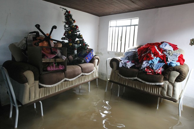 No Jardim Weissópolis, em Pinhais, moradores tiveram que improvisar para que o prejuízo não fosse ainda maior | 