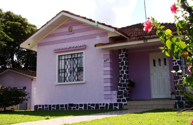 Casa no Butiatuvinha traz a imagem da Virgem Maria com o Menino Jesus | 