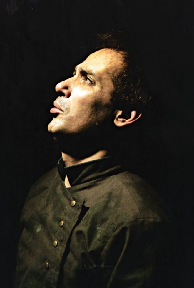 Ivam Cabral em Kaspar ou A Triste História do Rei do Infinito Arrancado de sua Casca de Noz, de 2004 | 