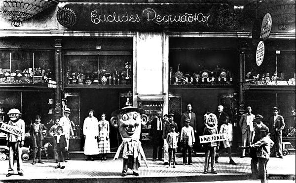 Promoção de brinquedos na loja A Nacional, na Rua XV de Novembro, em 1928 |