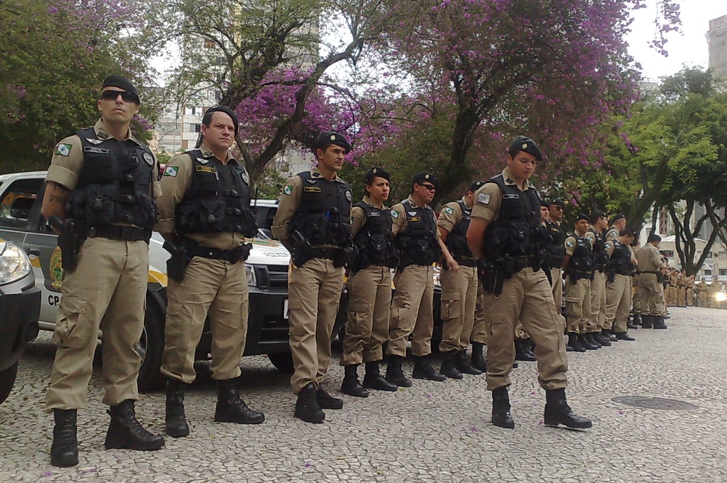 Policiais perfilados, durante o lançamento da operação, na Praça Rui Barbosa | Felippe Aníbal/ Gazeta do Povo