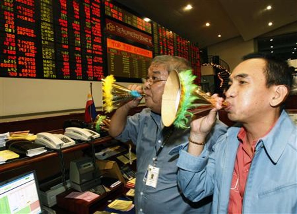 Operadores comemoram o fechamento da bolsa de valores das Filipinas | Reuters